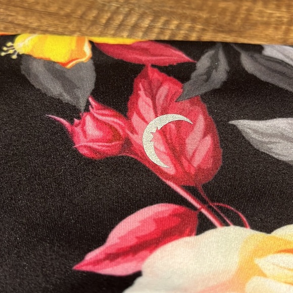 Zyia Active dark floral mesh high-rise 7/8 length leggings - Picture 10 of 10